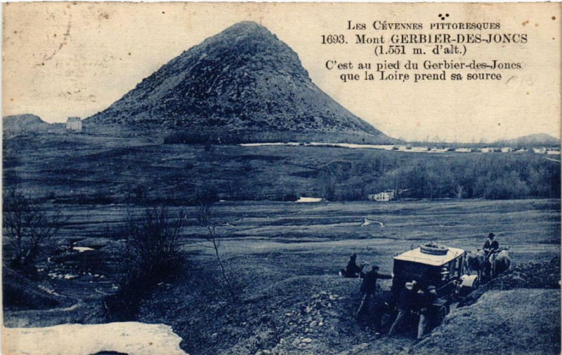 Carte postale ancienne Mont Gerbier-des-Joncs C'est au pied du Gerbier-des-Joncs