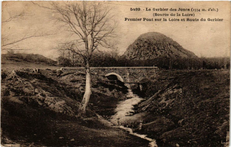 Carte postale ancienne Le Gerbier-des-Joncs Premier Pont sur la Loire et Route du Gerbier