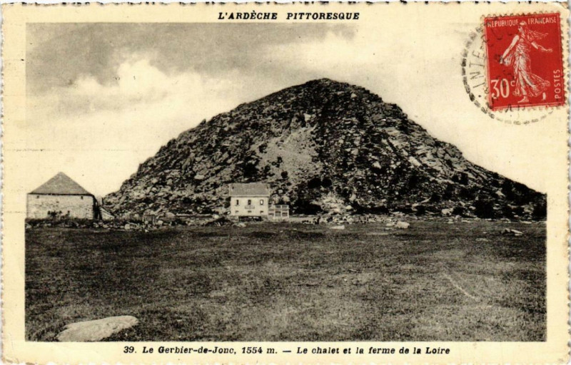 Carte postale ancienne Le Gerbier-des-Joncs Le chalet et la ferme de la Loire