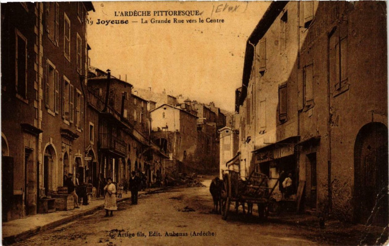 Carte postale ancienne Joyeuse La Grande Rue vers le Centre à Joyeuse