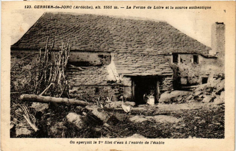 Carte postale ancienne Gerbier-des-Joncs La Ferme de Loire et la source authentique