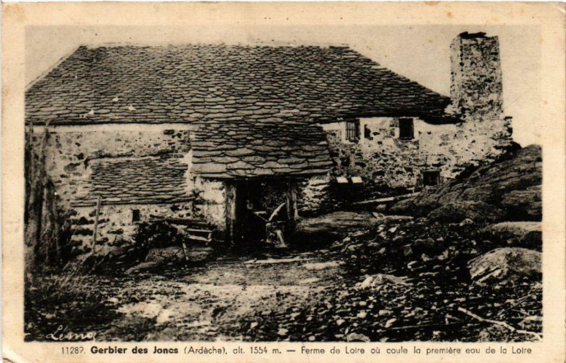 Carte postale ancienne Gerbier-des-Joncs Ferme de Loire au coule la premiere eau de la Lo