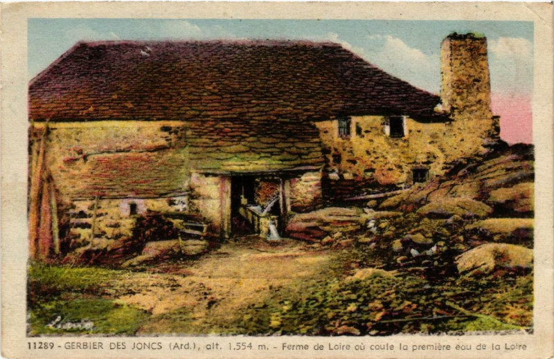 Carte postale ancienne Gerbier-des-Joncs Ferme de Loire au coule la premiere eau de la Lo