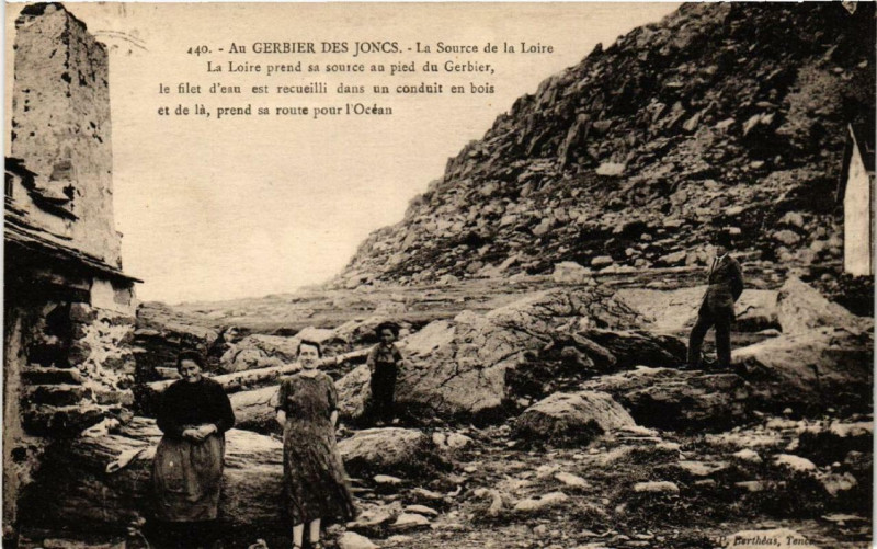 Carte postale ancienne Au Gerbier-des-Joncs La Source de la Loire