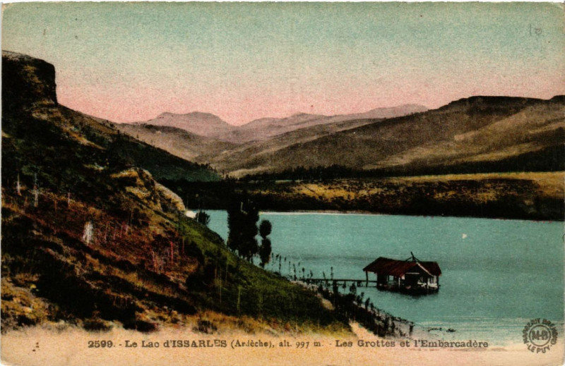 Carte postale ancienne Le Lac d'Issarles - Les Grottes et l'Embarcadere