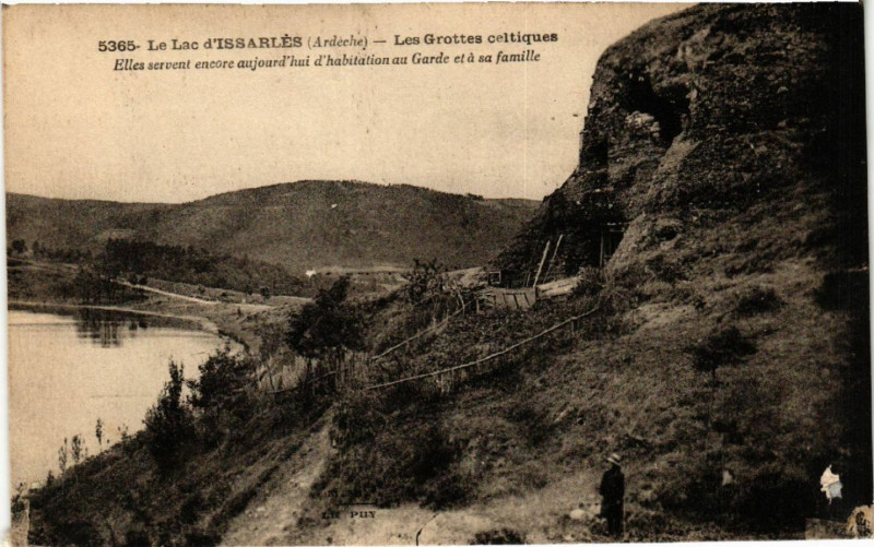 Carte postale ancienne Le Lac d'Issarles - Les Grottes Celtiques