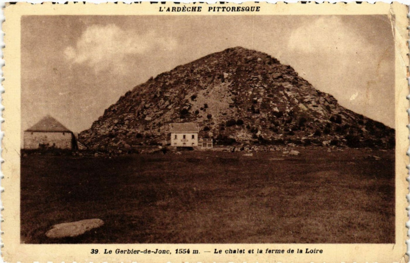 Carte postale ancienne Le Gerbier-des-Joncs - Le Chalet et la ferme de la Loire