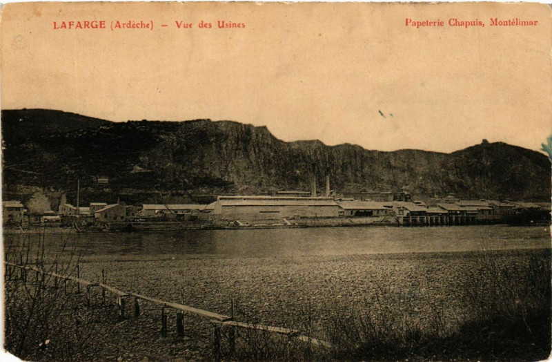 Carte postale ancienne Lafarge - Vue des Usines - lower left corner damage