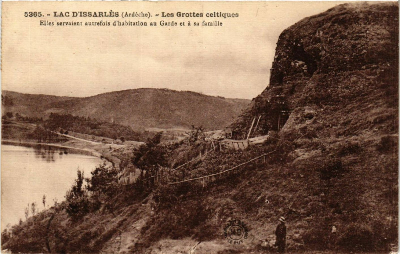 Carte postale ancienne Lac d'Issarles - Les Grottes Celtiques
