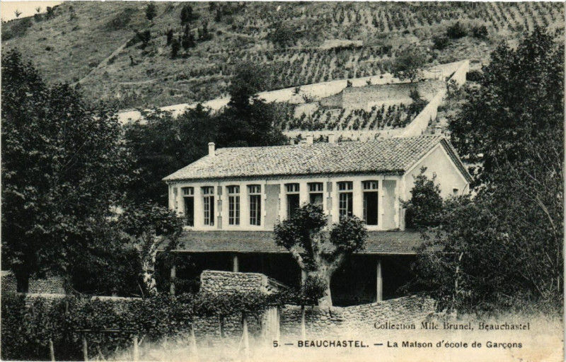 Carte postale ancienne Beauchastel - La Maison d'ecole de Garcons à Beauchastel