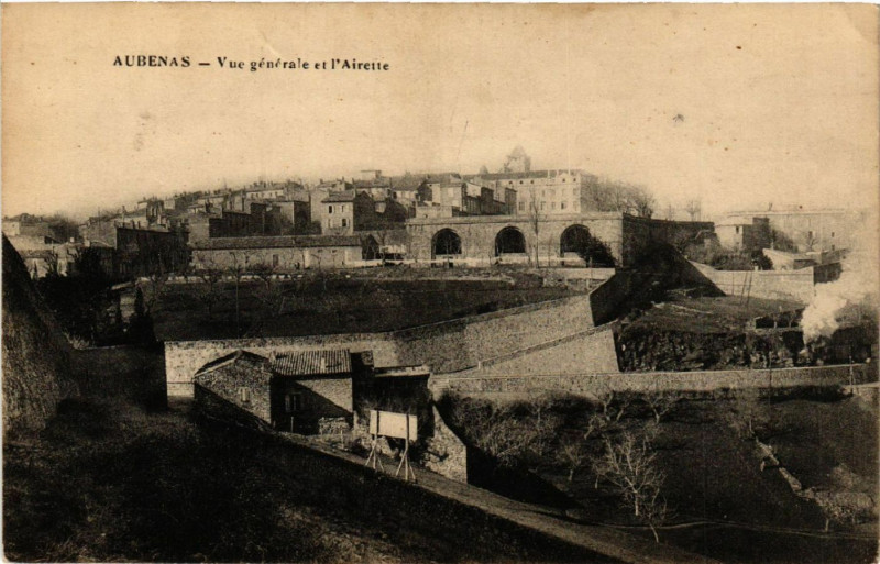 Carte postale ancienne Aubenas - Vue générale et l'Airette à Aubenas