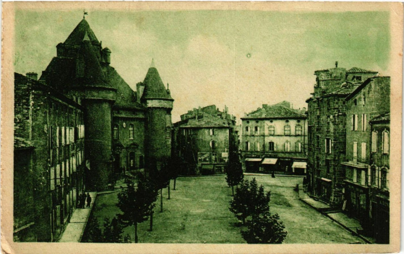 Carte postale ancienne Aubenas - Vue de la Place de l'Hotel de Ville à Aubenas