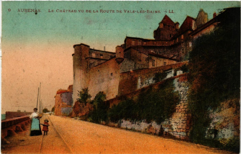 Carte postale ancienne Aubenas - Le Chateau Vu de la Route de Vals-les-Bains à Aubenas
