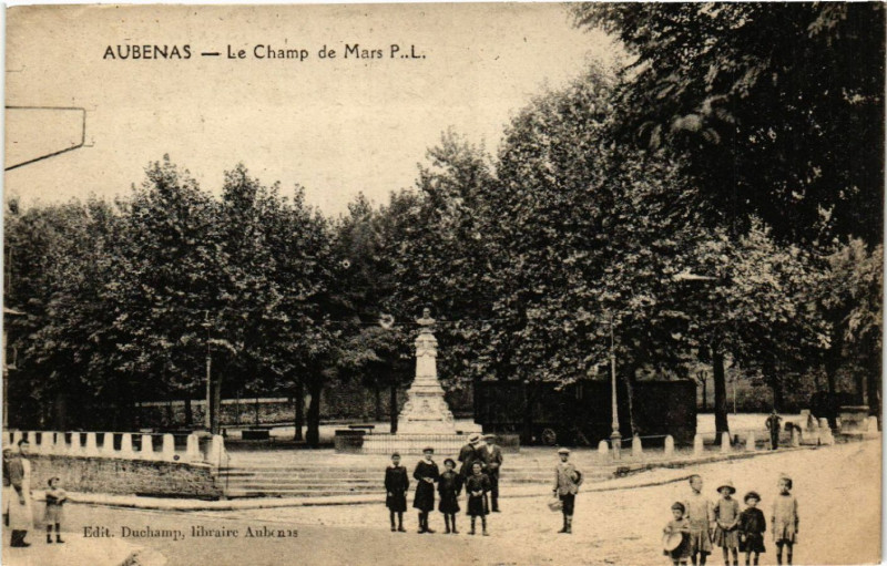 Carte postale ancienne Aubenas - Le Champ de Mars à Aubenas