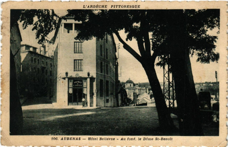 Carte postale ancienne Aubenas - Hotel Bellevue - Au fond - le Dome St-Benoit à Aubenas