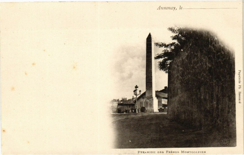 Carte postale ancienne Annonay - Pyramide des Freres Montgolfier à Annonay