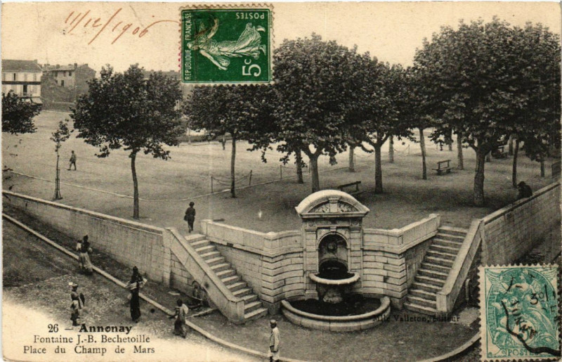 Carte postale ancienne Annonay - Fontaine J.-B. Bechetoille - Place du Champ de Mars à Annonay