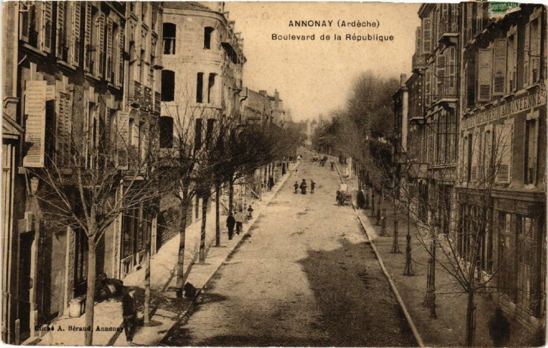 Carte postale ancienne Annonay - Boulevard de la Republique à Annonay