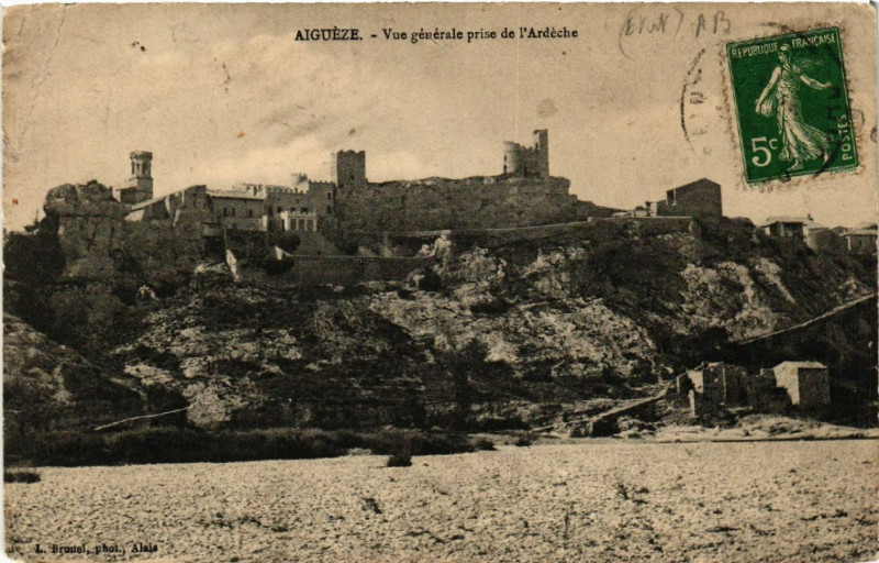 Carte postale ancienne Aigueze - Vue générale prise de l'Ardeche