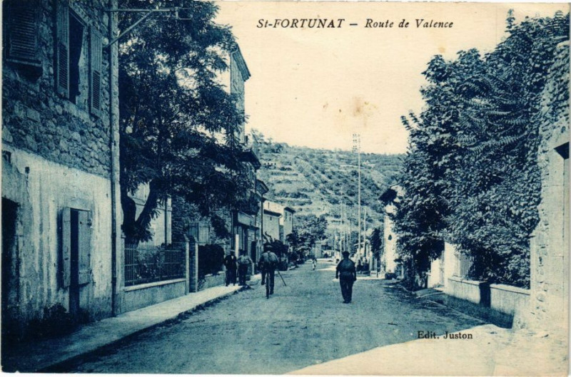 Carte postale ancienne Saint-Fortunat - Route de Valence