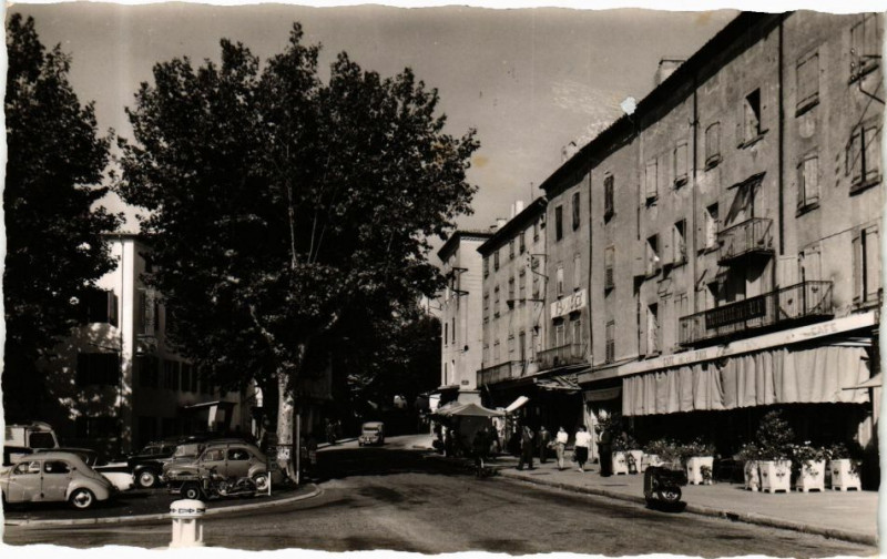 Carte postale ancienne Privas - Cour de l'Esplanade à Privas