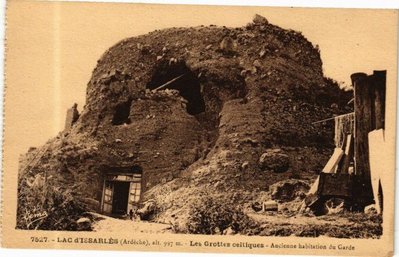 Carte postale ancienne Lac d'Issarles - Les Grottes Celtiques