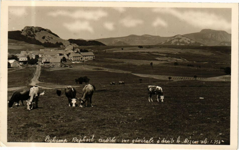 Carte postale ancienne Lachamp-Raphael - vue générale a droite le Mézenc à Lachamp-Raphaël