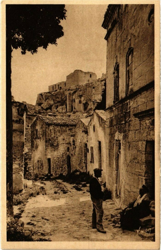 Carte postale ancienne Les Baux - La rue des Fours et le Chateau