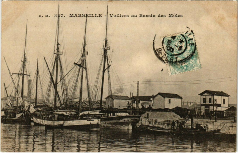 Carte postale ancienne Marseille - Voiliers au Bassin des Moles à Marseille
