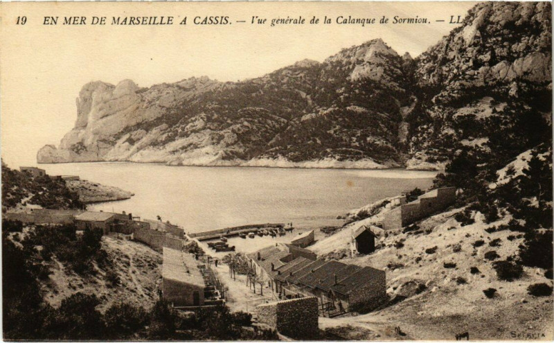 Carte postale ancienne Marseille En Mer de Marseille a Cassis Vue générale de la Calanque à Marseille