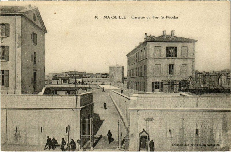 Carte postale ancienne Marseille - Caserne du Fort Saint-Nicolas à Marseille