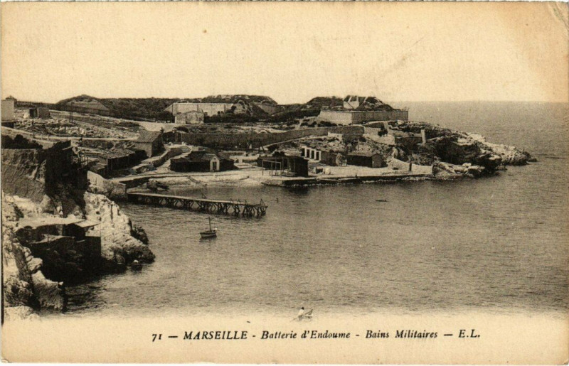 Carte postale ancienne Marseille - Batterie d'Endoume - Bains Militaires à Marseille