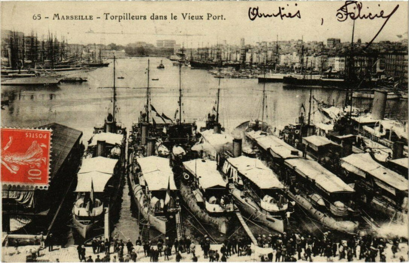 Carte postale ancienne Marseille - Torpilleurs dans le vieux Port à Marseille