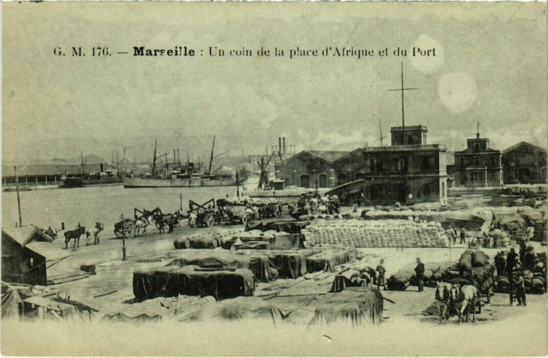 Carte postale ancienne Marseille - Un Coin de la place d'Afrique et du Port à Marseille