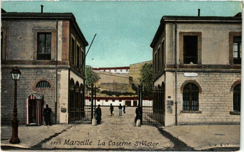 Carte postale ancienne Marseille - La Caserne Saint-Victor à Marseille