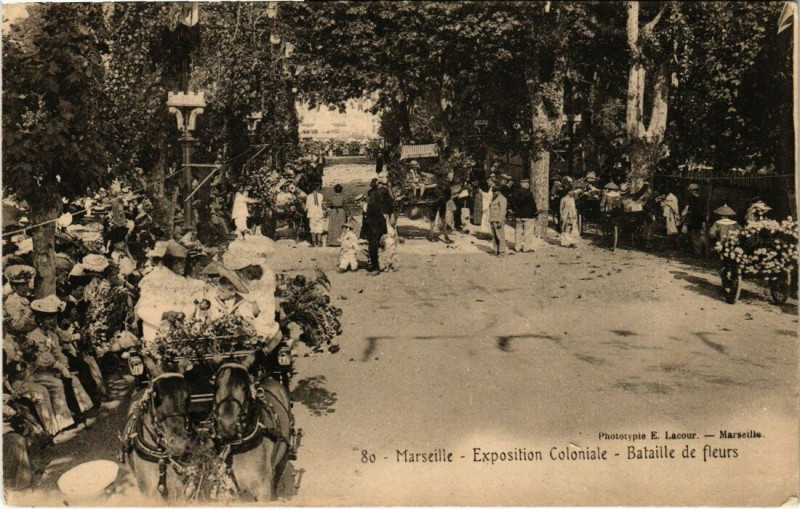 Carte postale ancienne Marseille - Expo Coloniale - Bataille de fleurs à Marseille