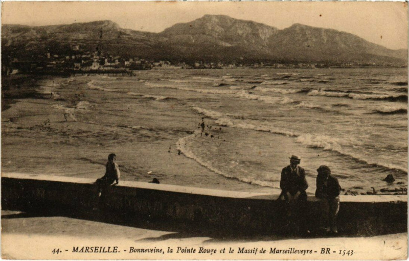 Carte postale ancienne Marseille Bonneveine Pointe Rouge et le Massif de MARSEILLEveyre à Marseille