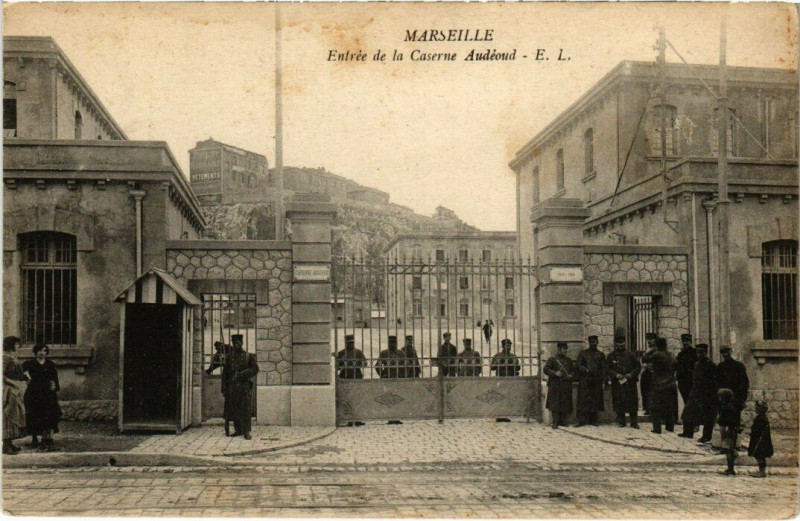 Carte postale ancienne Marseille - Entree de la Caserne Audeoud à Marseille