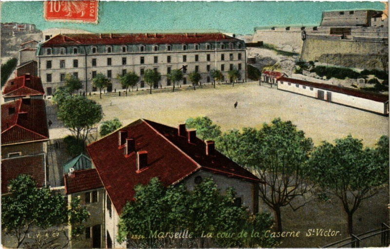 Carte postale ancienne Marseille - La cour de la Caserne Saint-Victor à Marseille