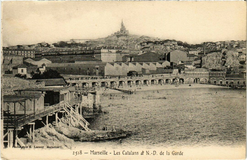 Carte postale ancienne Marseille - Les Catalans et N.-D. de la Garde à Marseille