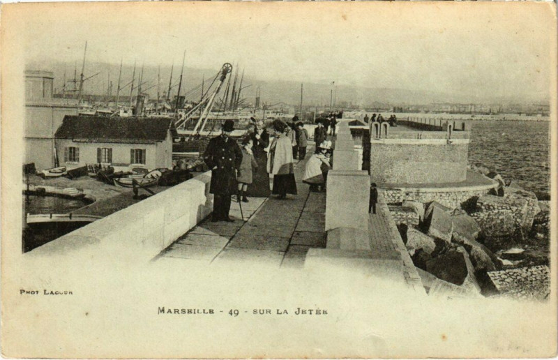 Carte postale ancienne Marseille - Sur la Jetee à Marseille