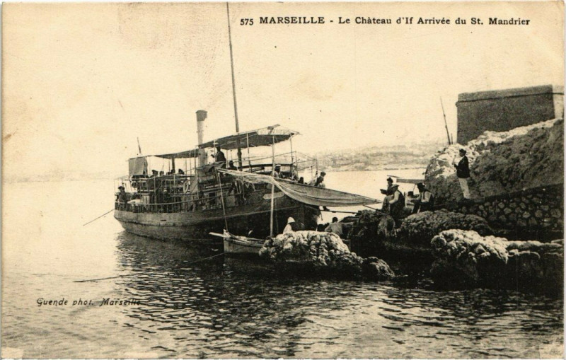 Carte postale ancienne Marseille - Le Chateau d'If Arrivee du Saint-Mandrier à Marseille