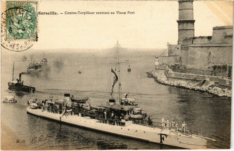 Carte postale ancienne Marseille - Contre-Torpilleur rentrant au Vieux Port à Marseille