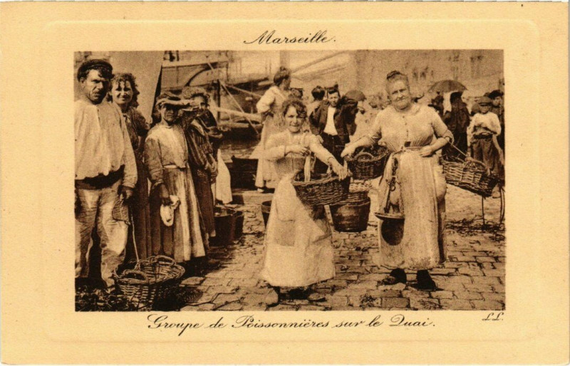 Carte postale ancienne Marseille - Groupe de Poissonnieres sur le Quai à Marseille