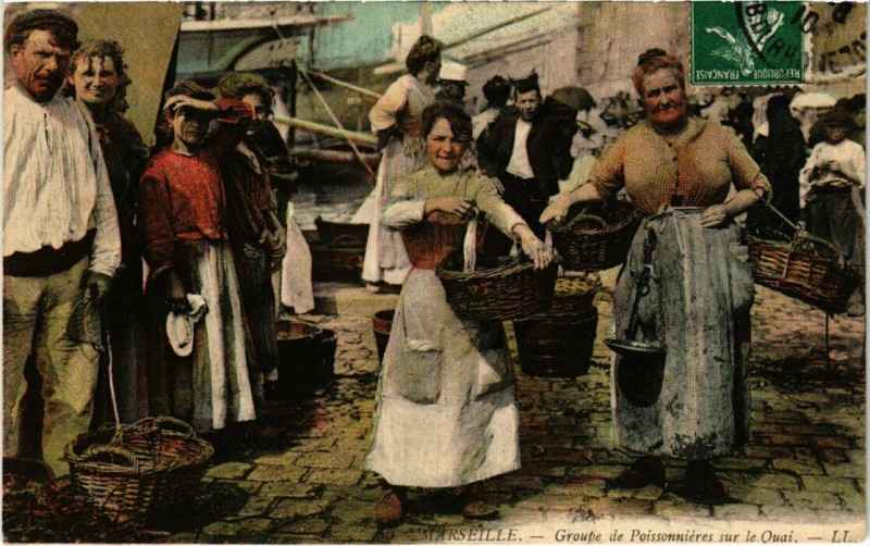 Carte postale ancienne Marseille - Groupe de Poissonnieres sur le Quai à Marseille