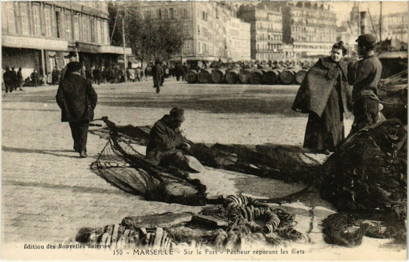 Carte postale ancienne Marseille - Sur le Port - Pecheur reparant les filets à Marseille
