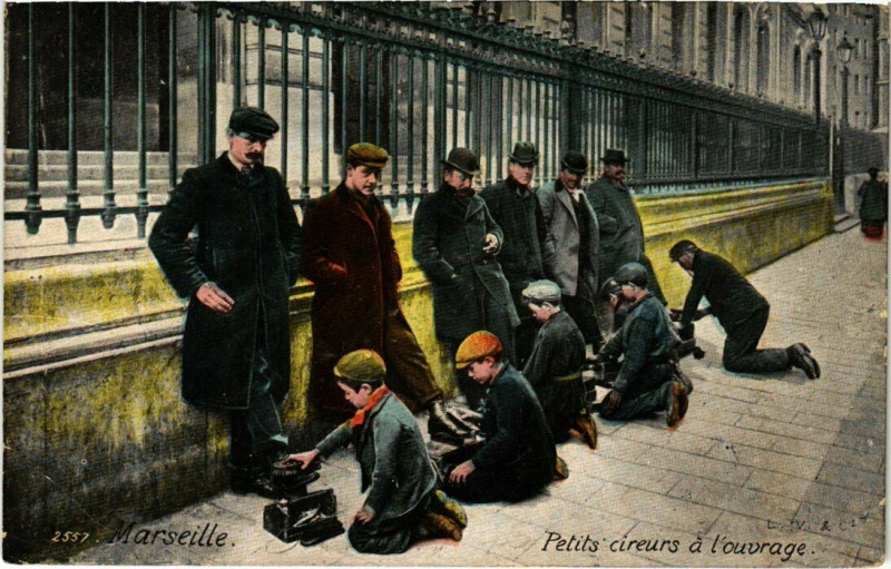 Carte postale ancienne Marseille - Petits cireurs a l'ouvrage à Marseille