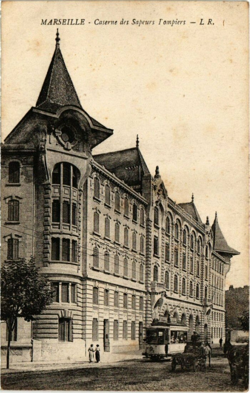Carte postale ancienne Caserne des Sapeurs Pompiers à Marseille