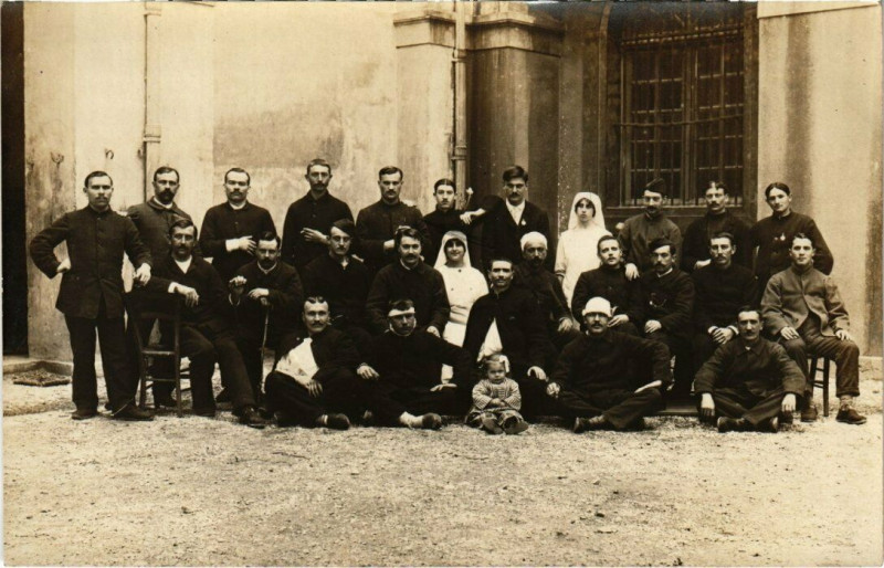Carte postale ancienne Marseille carte photo Militaire Hopital Photo de Groupe à Marseille