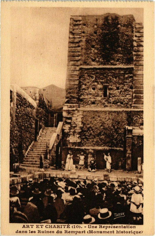 Carte postale ancienne Marseille - Une Representation dans les Ruines du Rempart à Marseille